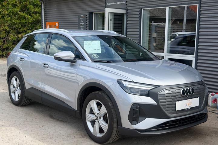 Sølv Audi Q4 e-tron fra 2022 set udefra