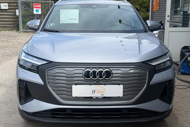 Sølv Audi Q4 e-tron fra 2022