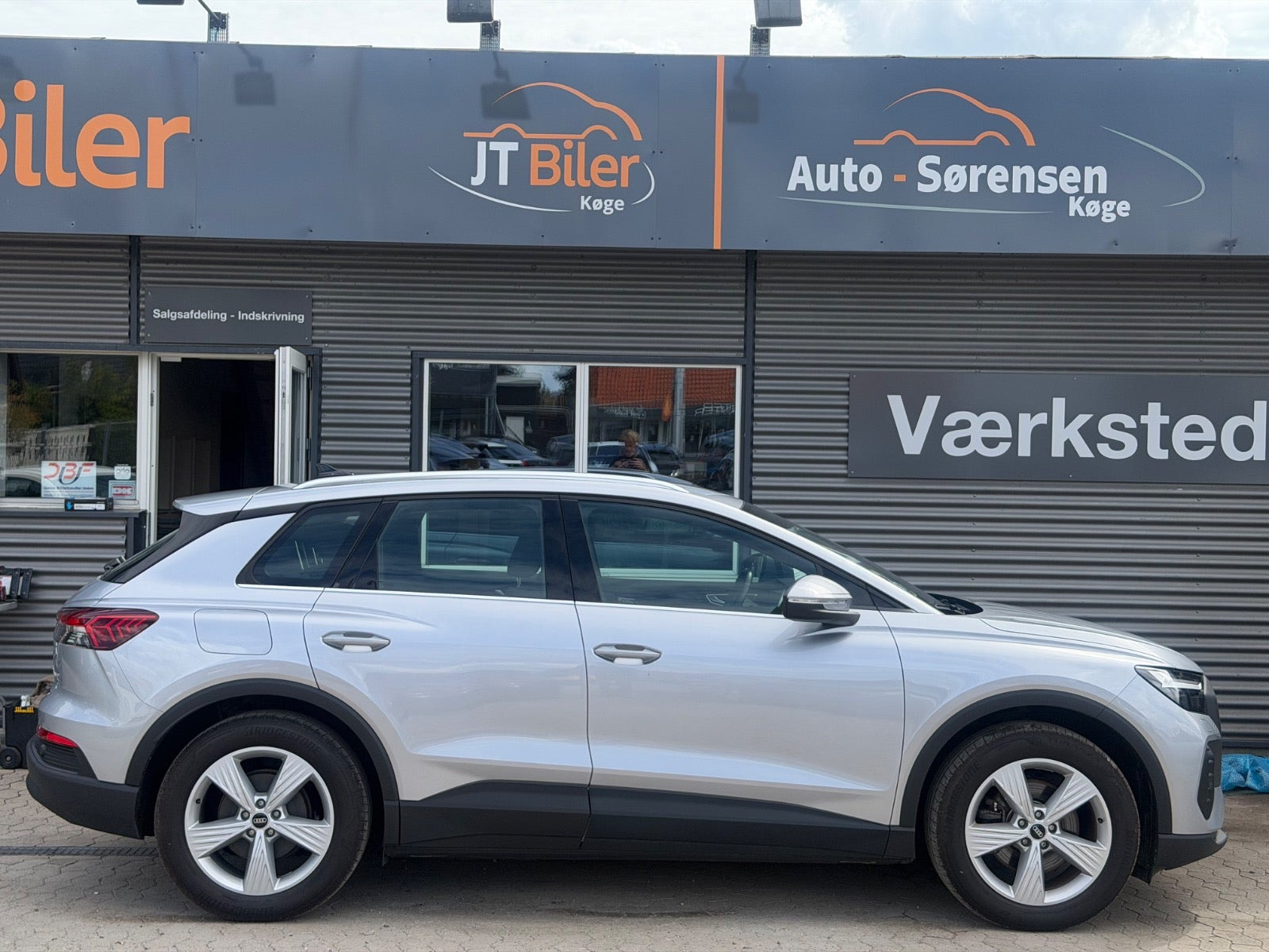 Sølv Audi Q4 e-tron fra 2022