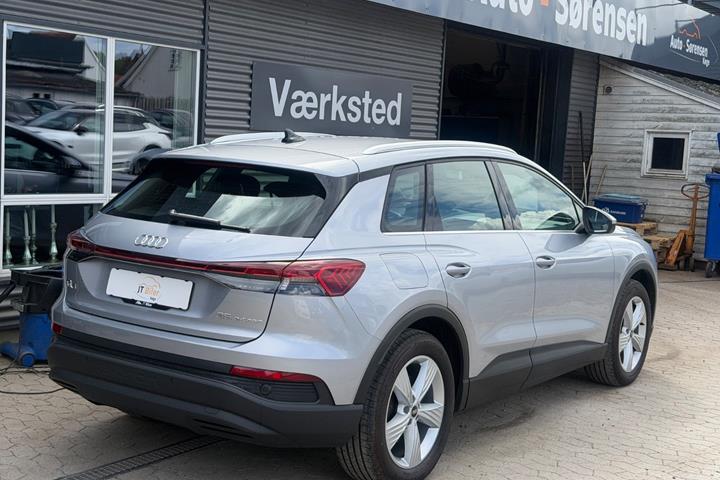 Sølv Audi Q4 e-tron fra 2022