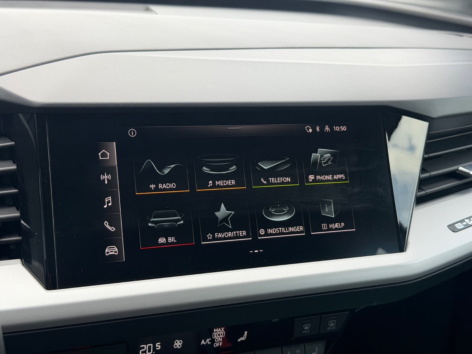 Sølv Audi Q4 e-tron fra 2022