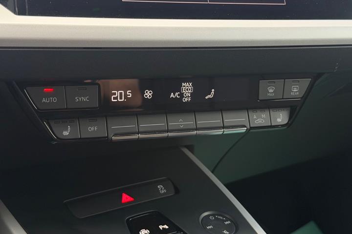 Sølv Audi Q4 e-tron fra 2022