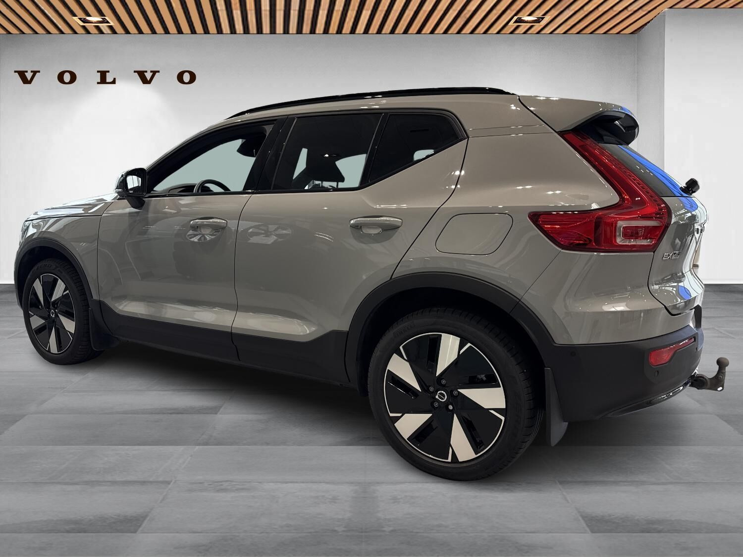 Grå Volvo EX40 fra 2025