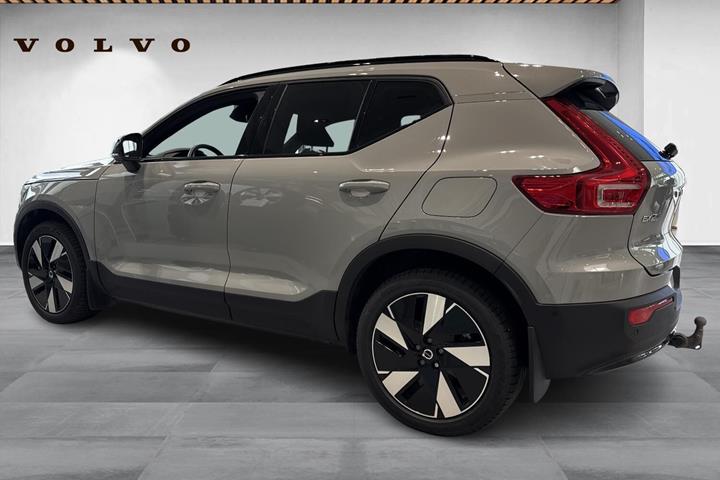 Grå Volvo EX40 fra 2025