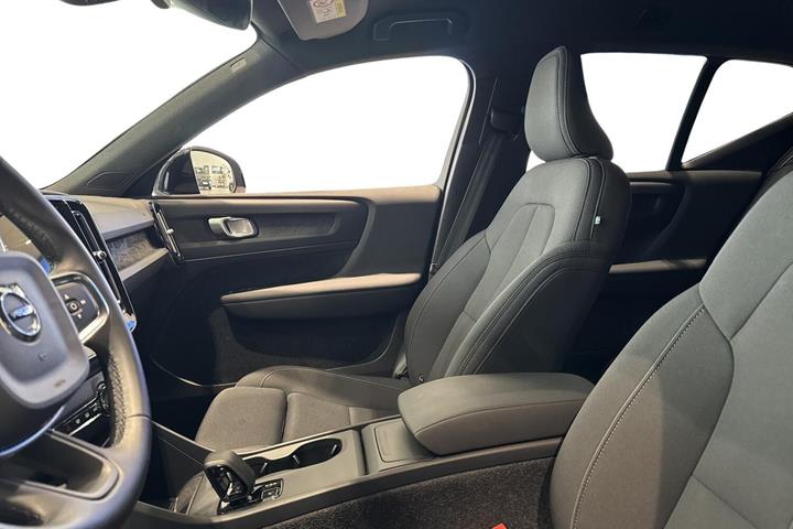 Grå Volvo EX40 fra 2025