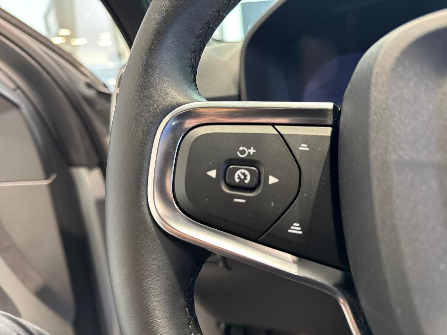 Grå Volvo EX40 fra 2025