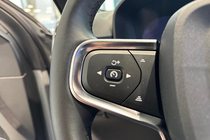 Grå Volvo EX40 fra 2025