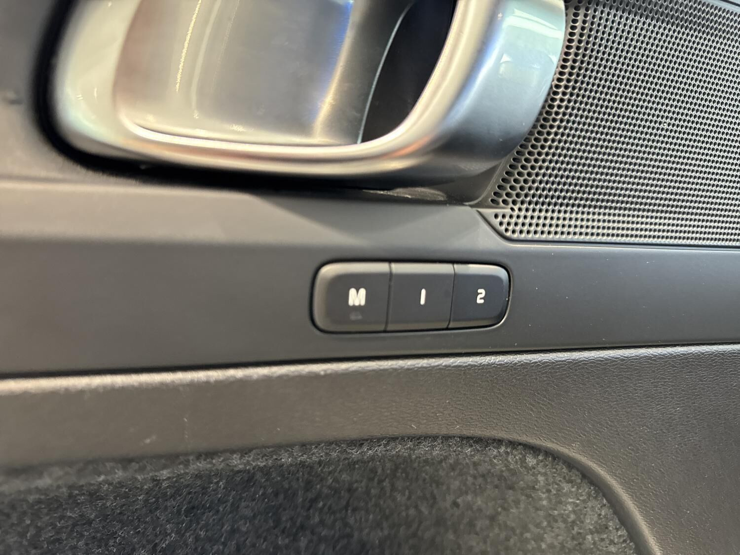 Grå Volvo EX40 fra 2025