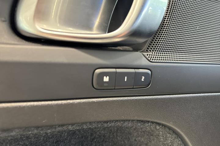 Grå Volvo EX40 fra 2025