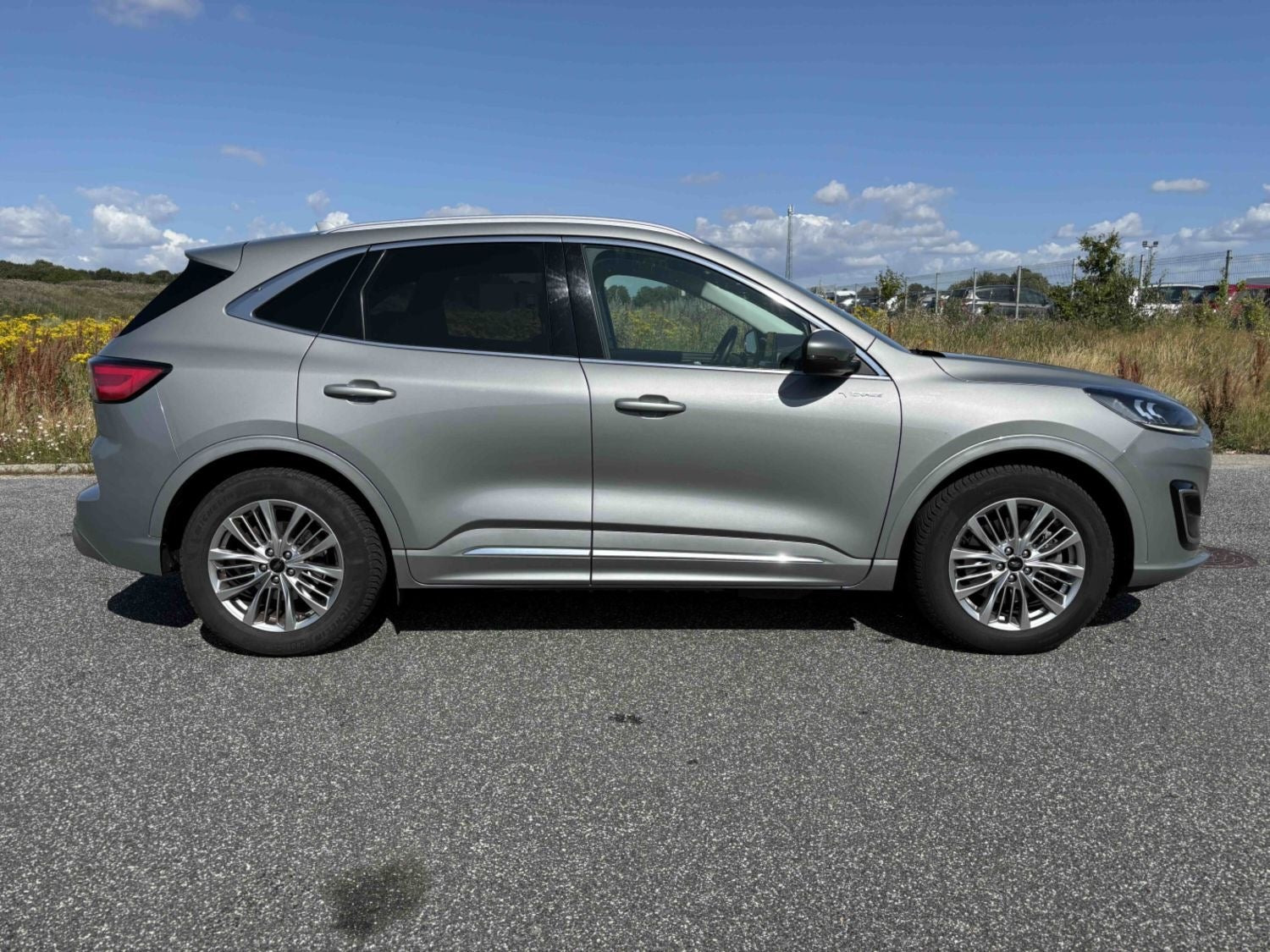 Beige Ford Kuga fra 2021