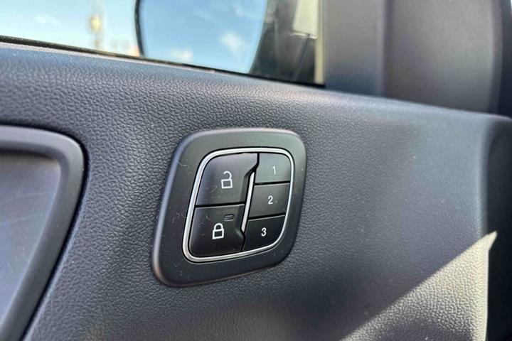 Beige Ford Kuga fra 2021