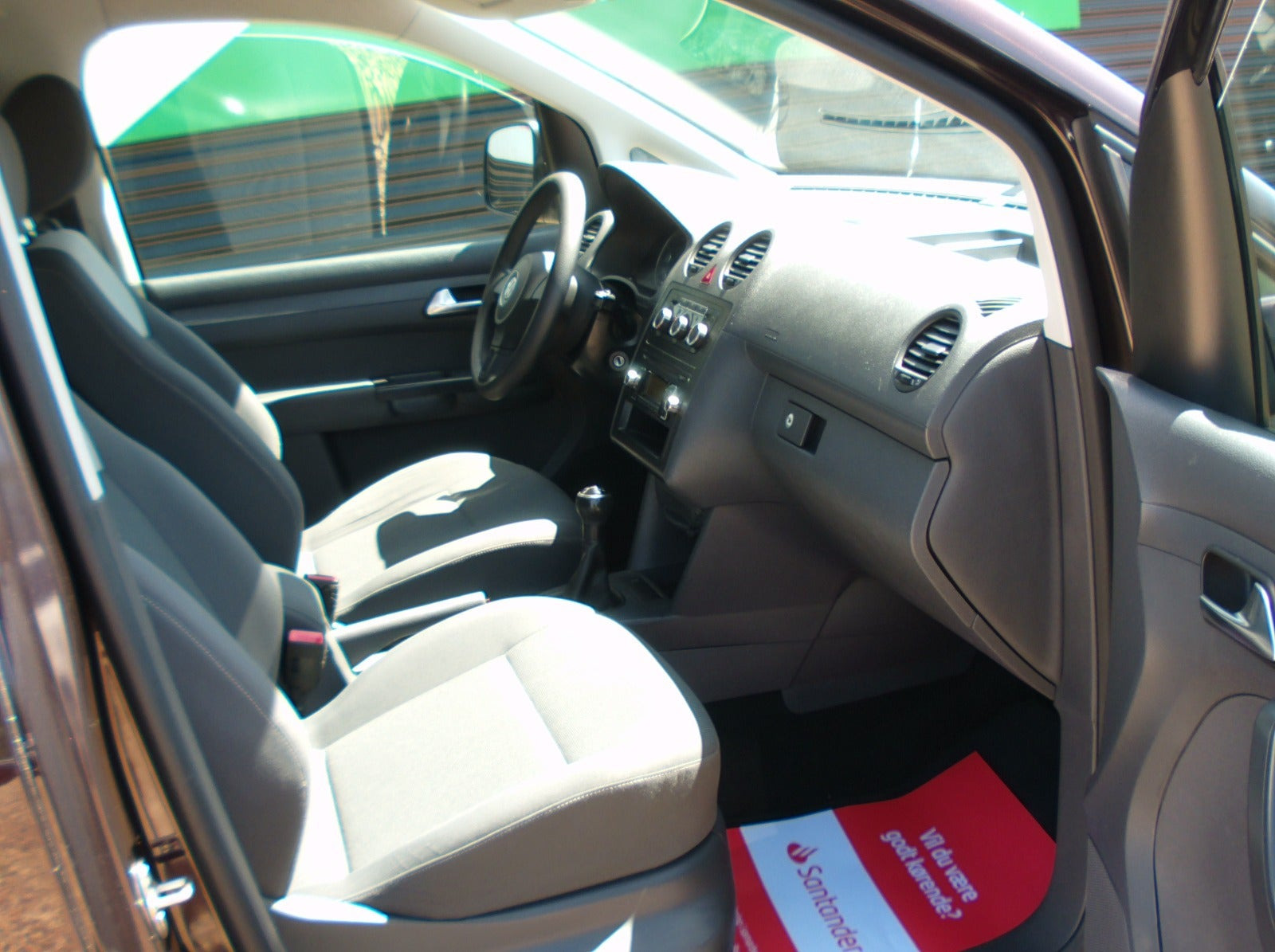 Grå VW Caddy fra 2011