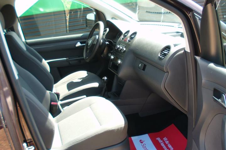 Grå VW Caddy fra 2011