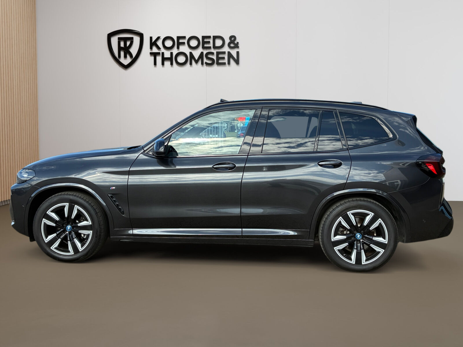 Grå BMW iX3 fra 2024