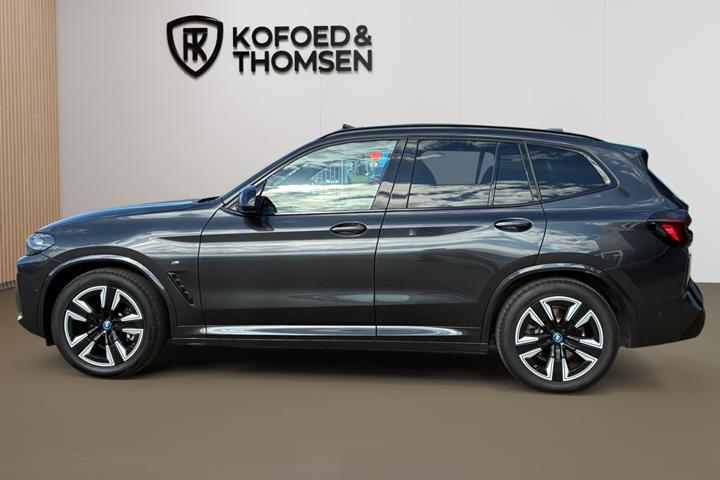 Grå BMW iX3 fra 2024