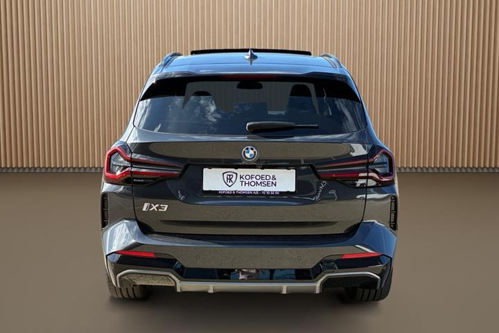 Grå BMW iX3 fra 2024