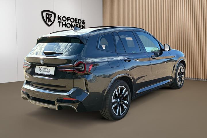 Grå BMW iX3 fra 2024