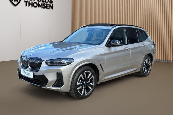 Grå BMW iX3 fra 2024 set udefra
