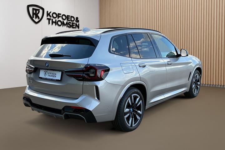 Grå BMW iX3 fra 2024