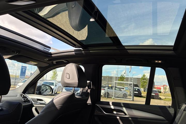 Grå BMW iX3 fra 2024
