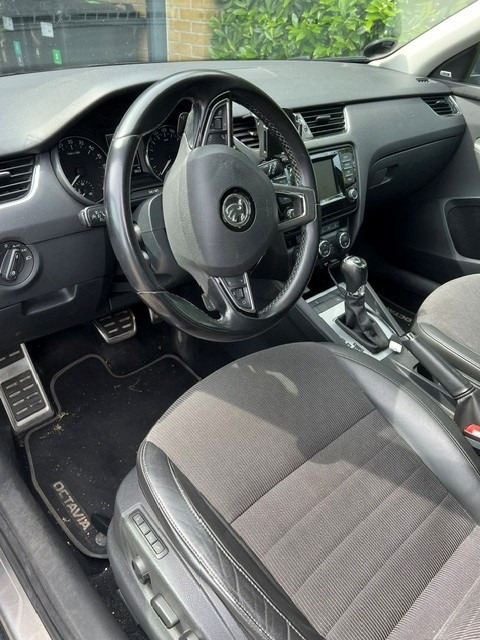 Grå Skoda Octavia fra 2014