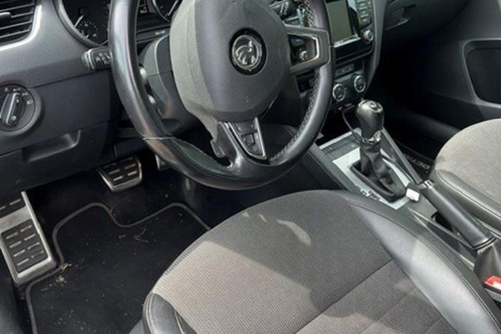 Grå Skoda Octavia fra 2014
