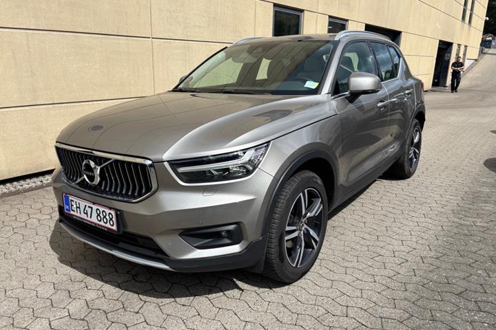 Beige Volvo XC40 fra 2020