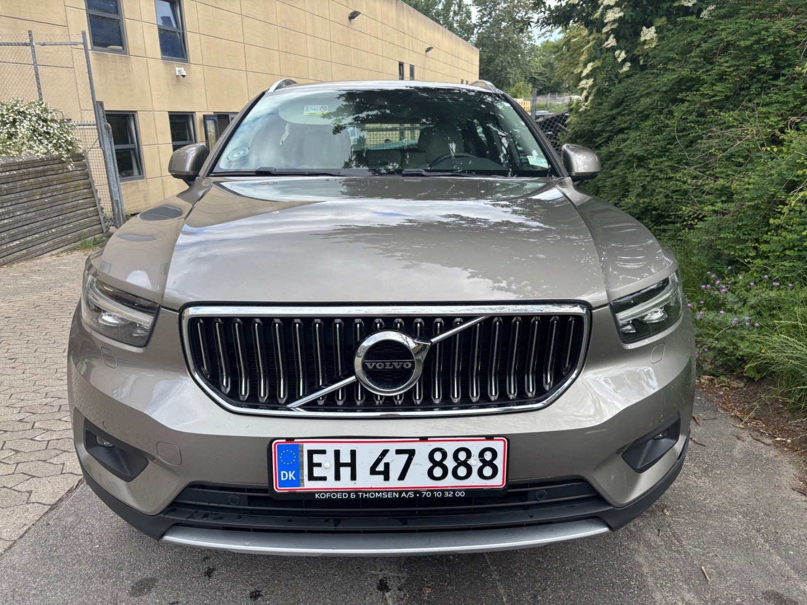 Beige Volvo XC40 fra 2020