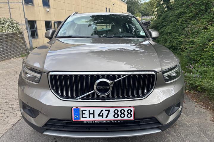 Beige Volvo XC40 fra 2020