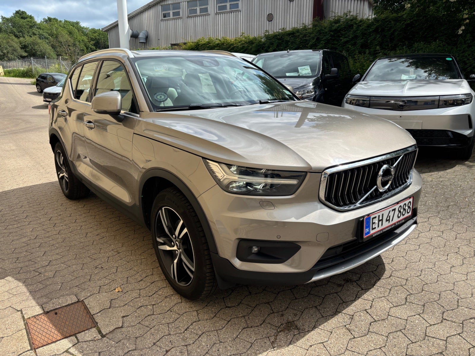 Beige Volvo XC40 fra 2020