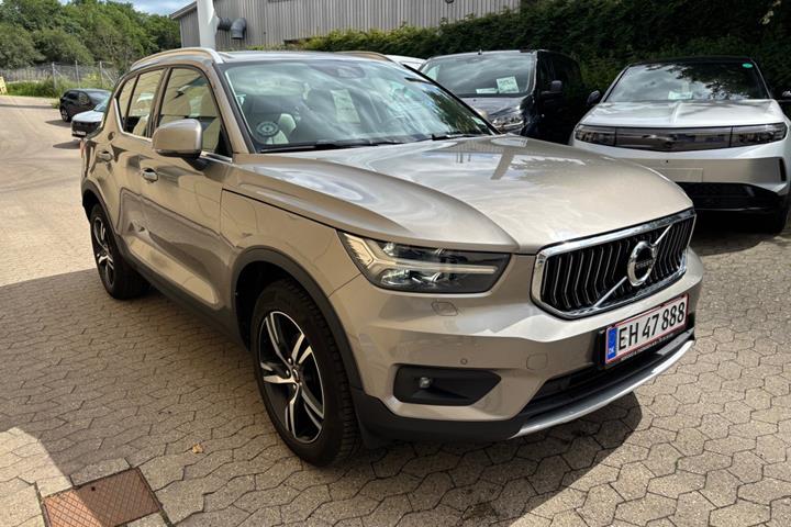 Beige Volvo XC40 fra 2020