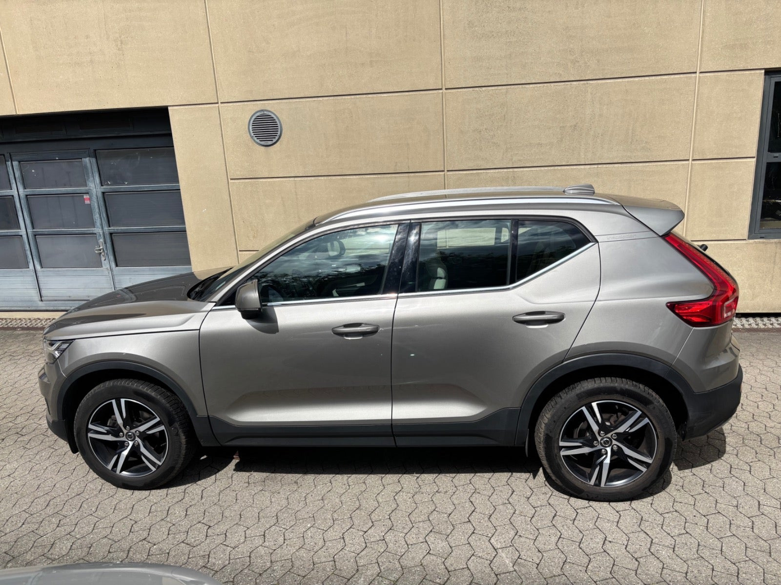 Beige Volvo XC40 fra 2020