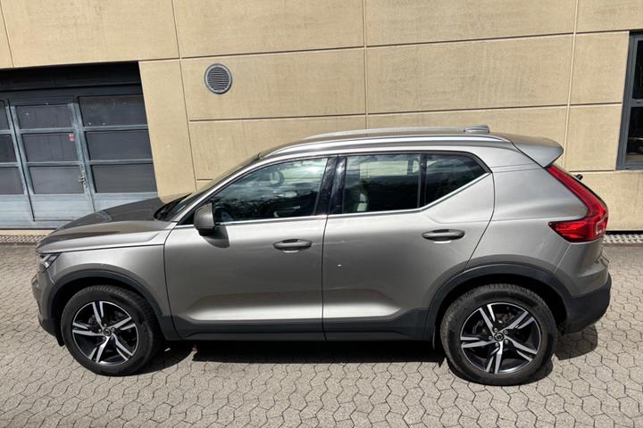Beige Volvo XC40 fra 2020