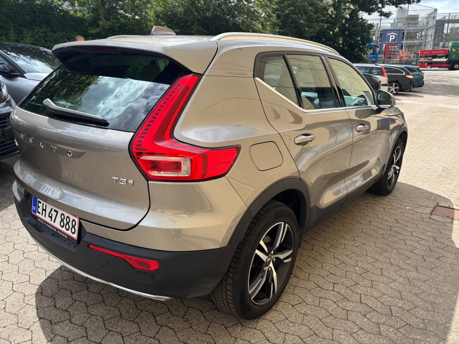 Beige Volvo XC40 fra 2020