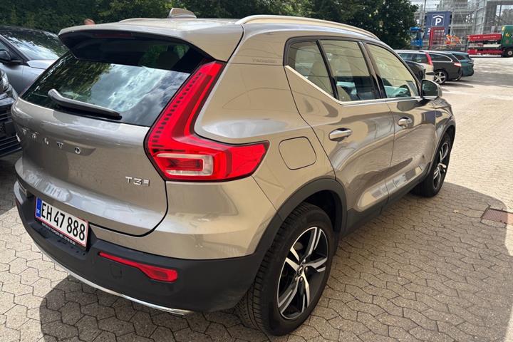 Beige Volvo XC40 fra 2020