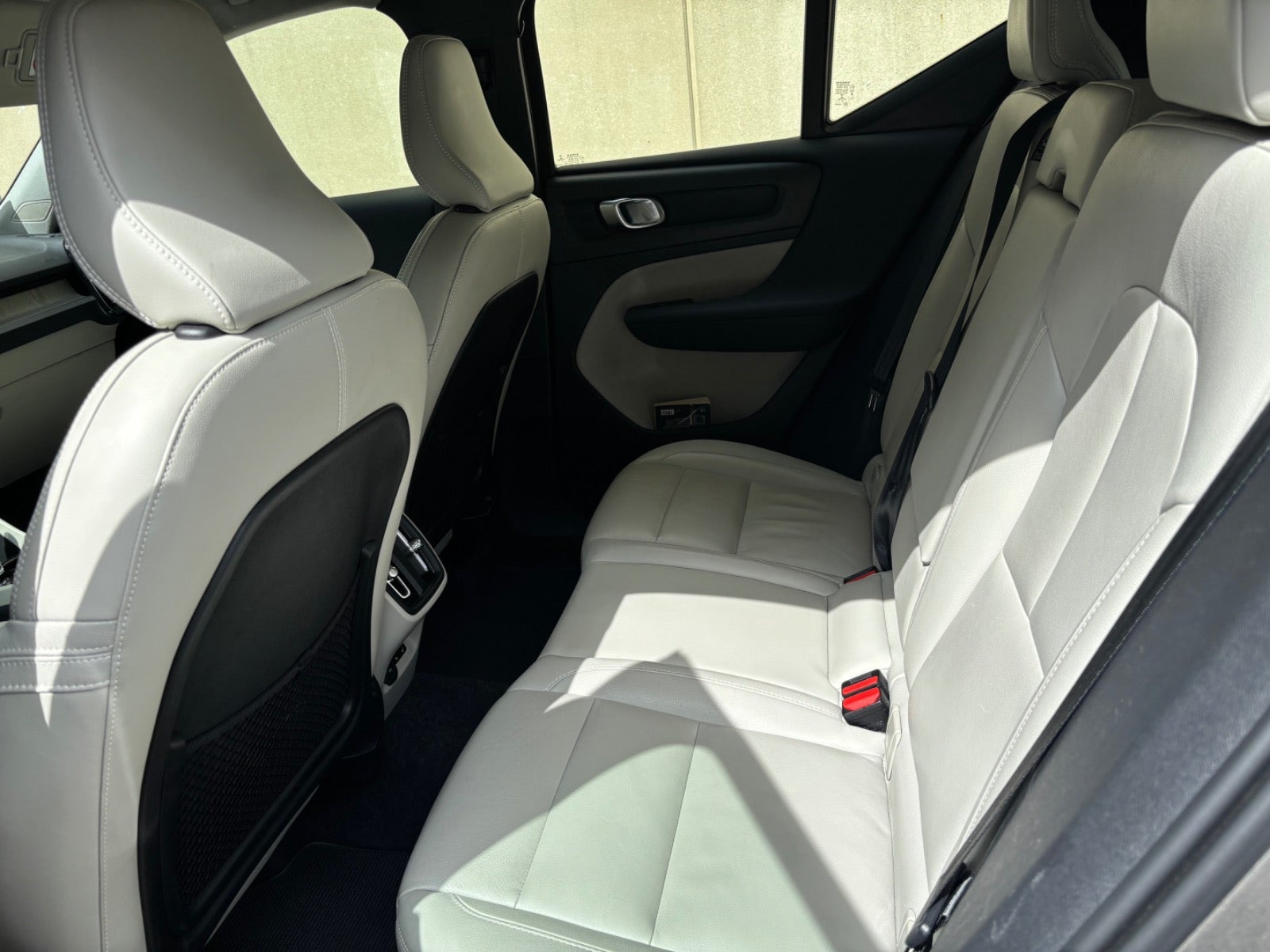 Beige Volvo XC40 fra 2020
