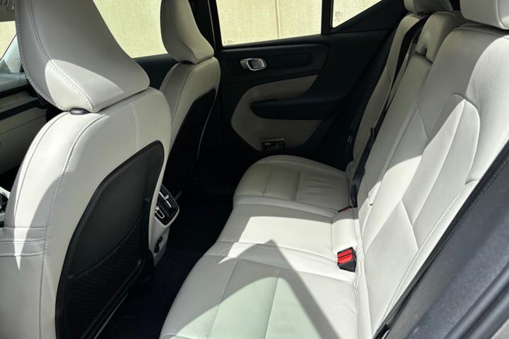 Beige Volvo XC40 fra 2020