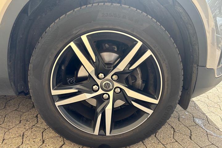 Beige Volvo XC40 fra 2020