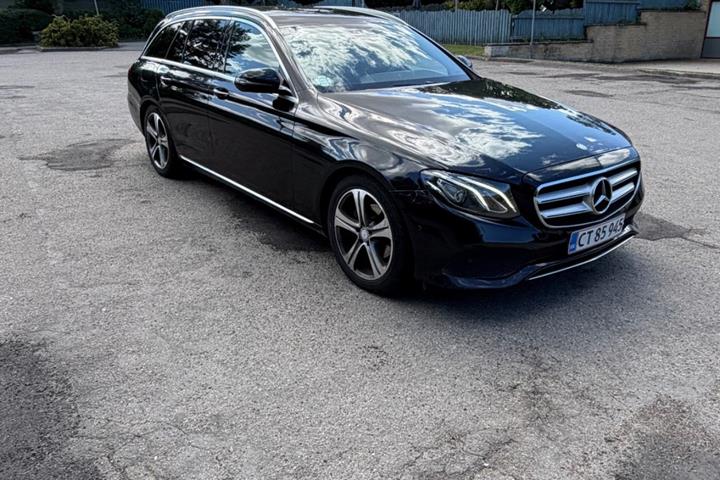 Sort Mercedes E220 d fra 2016