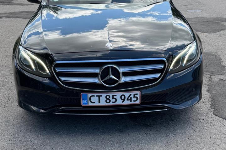 Sort Mercedes E220 d fra 2016