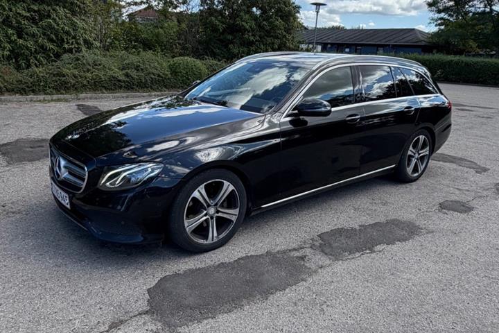 Sort Mercedes E220 d fra 2016