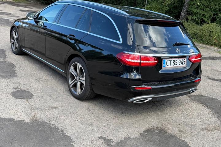 Sort Mercedes E220 d fra 2016