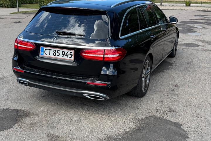 Sort Mercedes E220 d fra 2016