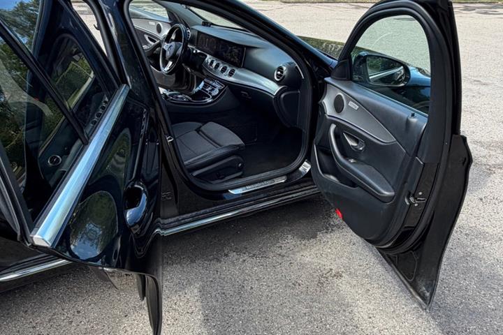 Sort Mercedes E220 d fra 2016