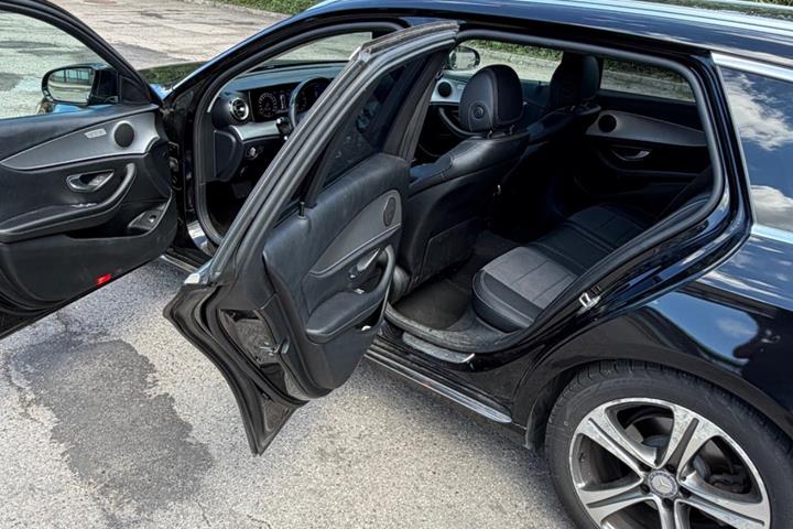 Sort Mercedes E220 d fra 2016