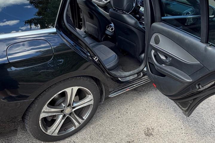 Sort Mercedes E220 d fra 2016