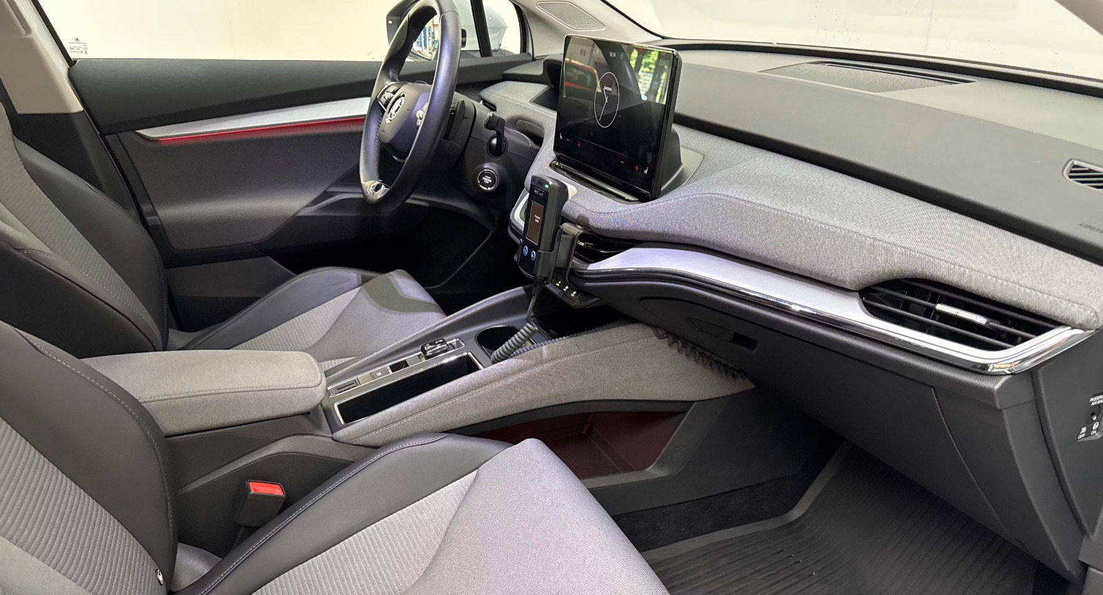 Hvid Skoda Enyaq fra 2023