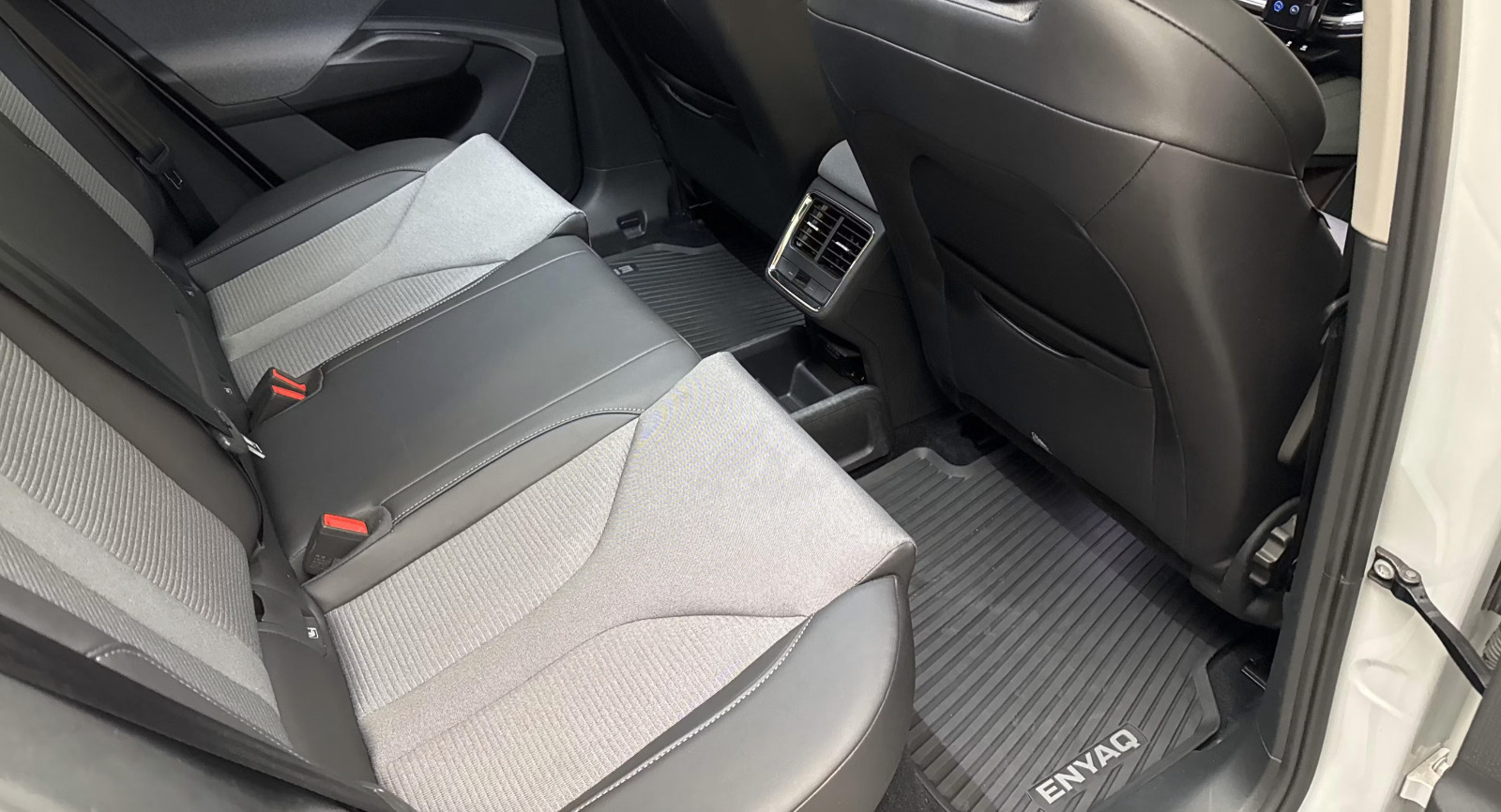 Hvid Skoda Enyaq fra 2023