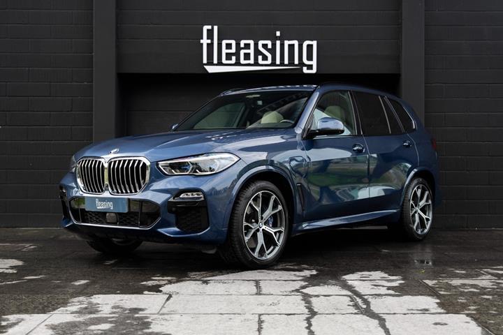 Blå BMW X5 fra 2020 set udefra
