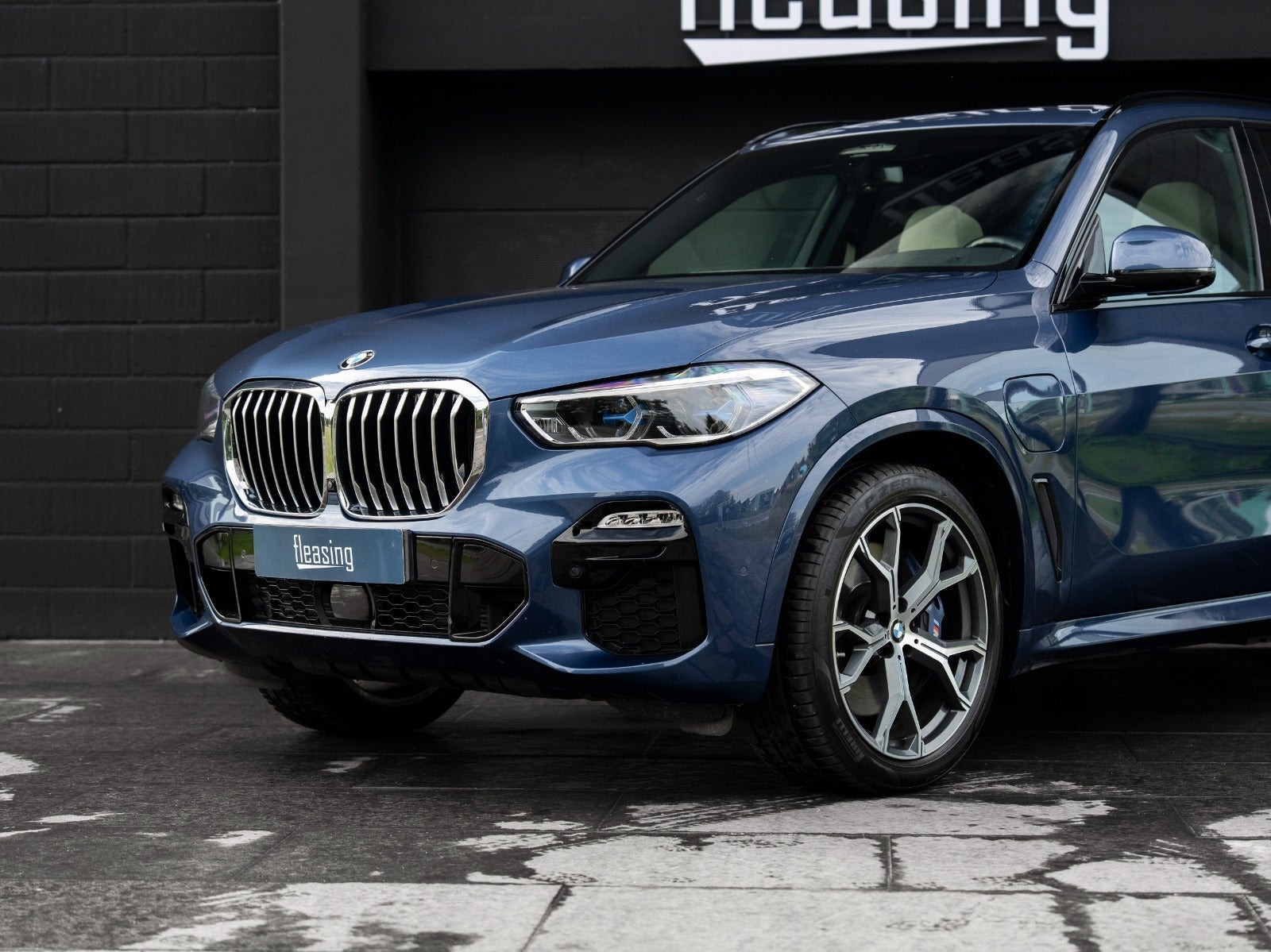 Blå BMW X5 fra 2020